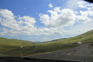 公路旁的青山与蓝天白云