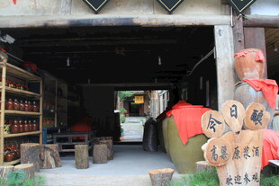 传统手工艺品店的独特摆件