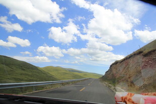 公路旁山峦与蓝天白云