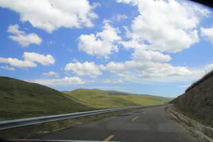 山间公路 蓝天白云相伴