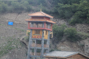 山间彩色瞭望塔