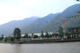 山水相依的美丽河岸风光