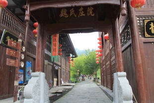 古色古香的中式街巷入口