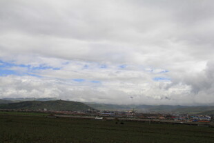 草原上空的层叠云层