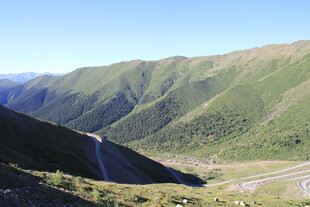 山间蜿蜒公路美景