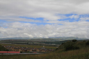 俯瞰广袤田野与蓝天白云