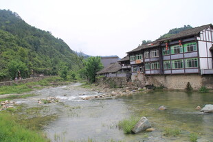 溪边古村 山水相依的景致