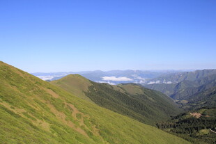 青山蓝天间的壮美山谷景色