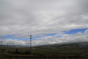 阴天旷野中的电线杆景观