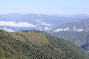 山峦云海间的壮美风光
