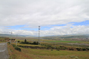 草原旷野中的通信设施