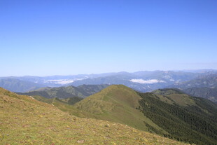 高山美景 蓝天白云映绿野