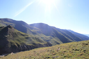 壮丽山景 阳光洒照绿野