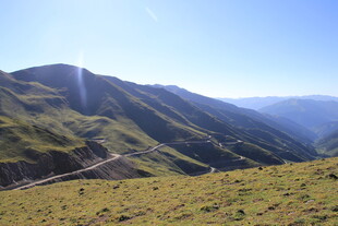 山间公路 邂逅壮美自然风光