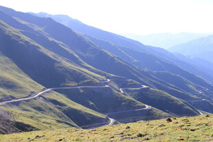 蜿蜒山路于青山间穿行