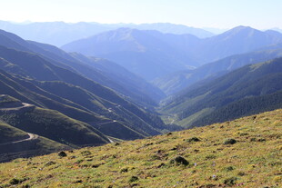山间美景 蜿蜒公路隐于群山