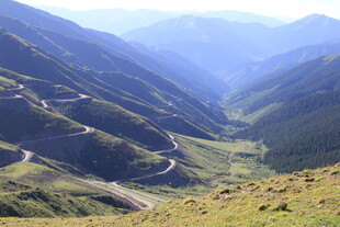 山间蜿蜒公路美景