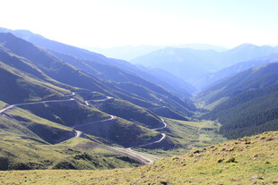 山间蜿蜒公路美景
