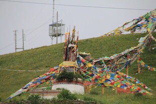 山坡上五彩经幡飘扬