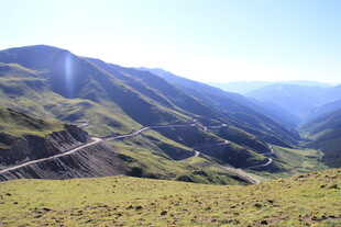 山间公路蜿蜒于壮美山峦