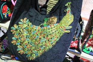 精美刺绣孔雀图案服饰