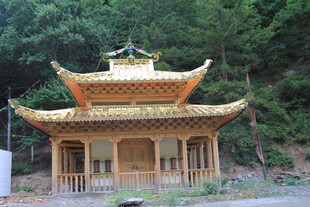 山林中的中式传统亭子