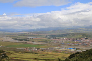 俯瞰多彩田野与村庄景观