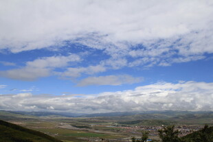 蓝天白云下的广袤田野