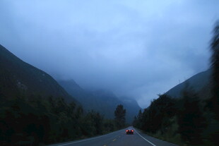 山间公路行车朦胧景致
