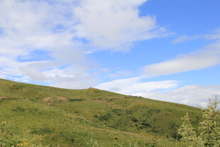 青山蓝天间的美丽自然景色