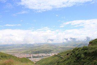 山间美景 远眺城镇风光