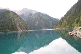 碧绿湖水倒映山间美景