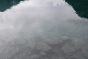 水下石块与朦胧光影