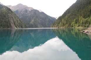高山湖畔的绝美湖光山色