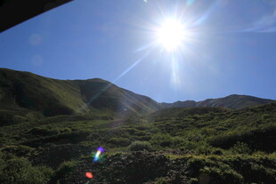 阳光照耀下的青山美景