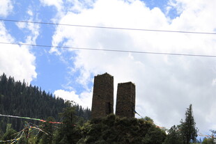 山间双石柱景观