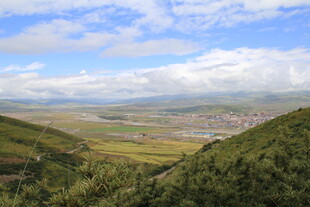 山间广袤田野与蓝天白云