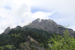 巍峨青山伴云景