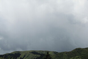 乌云笼罩下的山峦