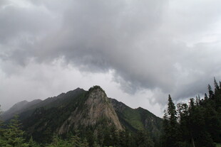 云雾缭绕的巍峨山峰