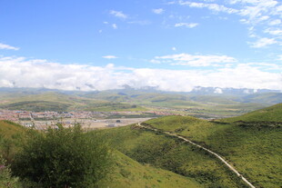 山间美景 蜿蜒小路通远方