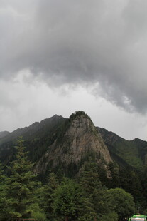 云雾缭绕下的巍峨山峰
