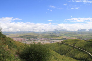 山间美景 俯瞰广袤绿野