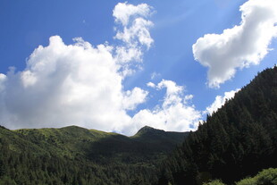 青山蓝天间的悠然景致