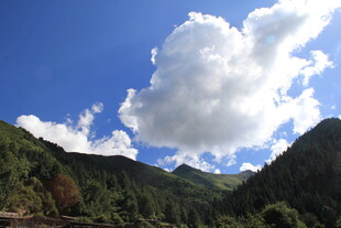 蓝天白云下的秀丽山峦