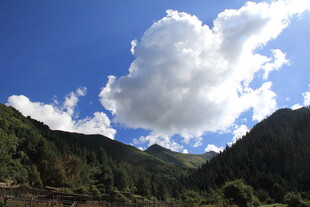 蓝天白云下的青山美景