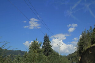 蓝天白云下的山林景色