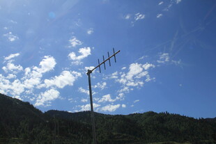 山间电视天线指向蓝天