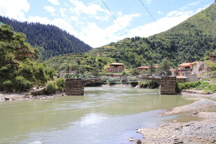 山间古桥横跨绿水