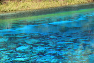清澈见底的蓝色湖水